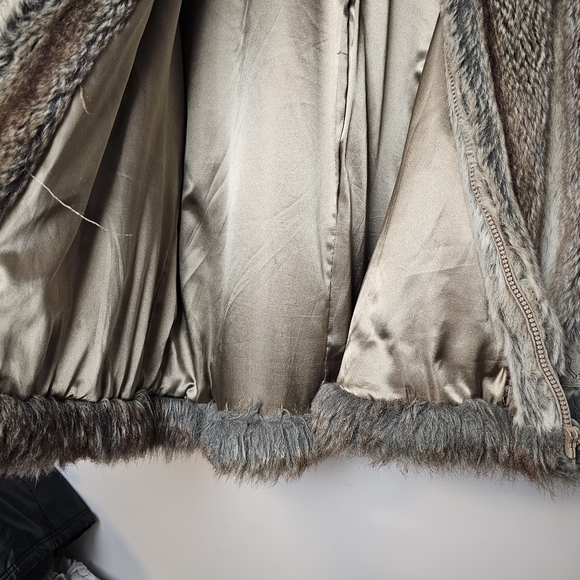 AMERI MODE Faux Fur Woman's Coat - Picture 4 of 9